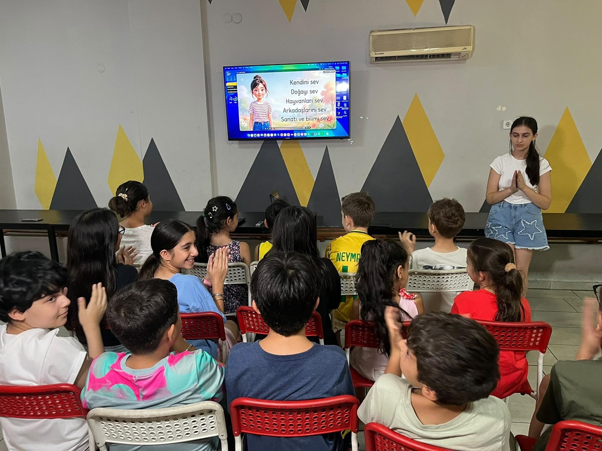 Bade ve Babasıyla Yapay Zeka ile Sevgi Aşılıyor
