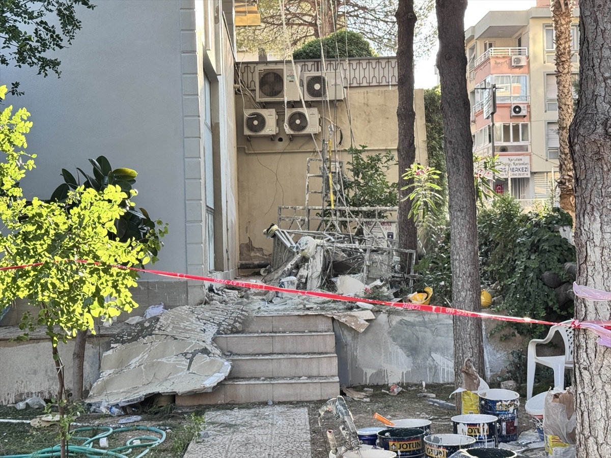 İzmir\'de iskele çöktü: 3 kardeş işçi yaralandı