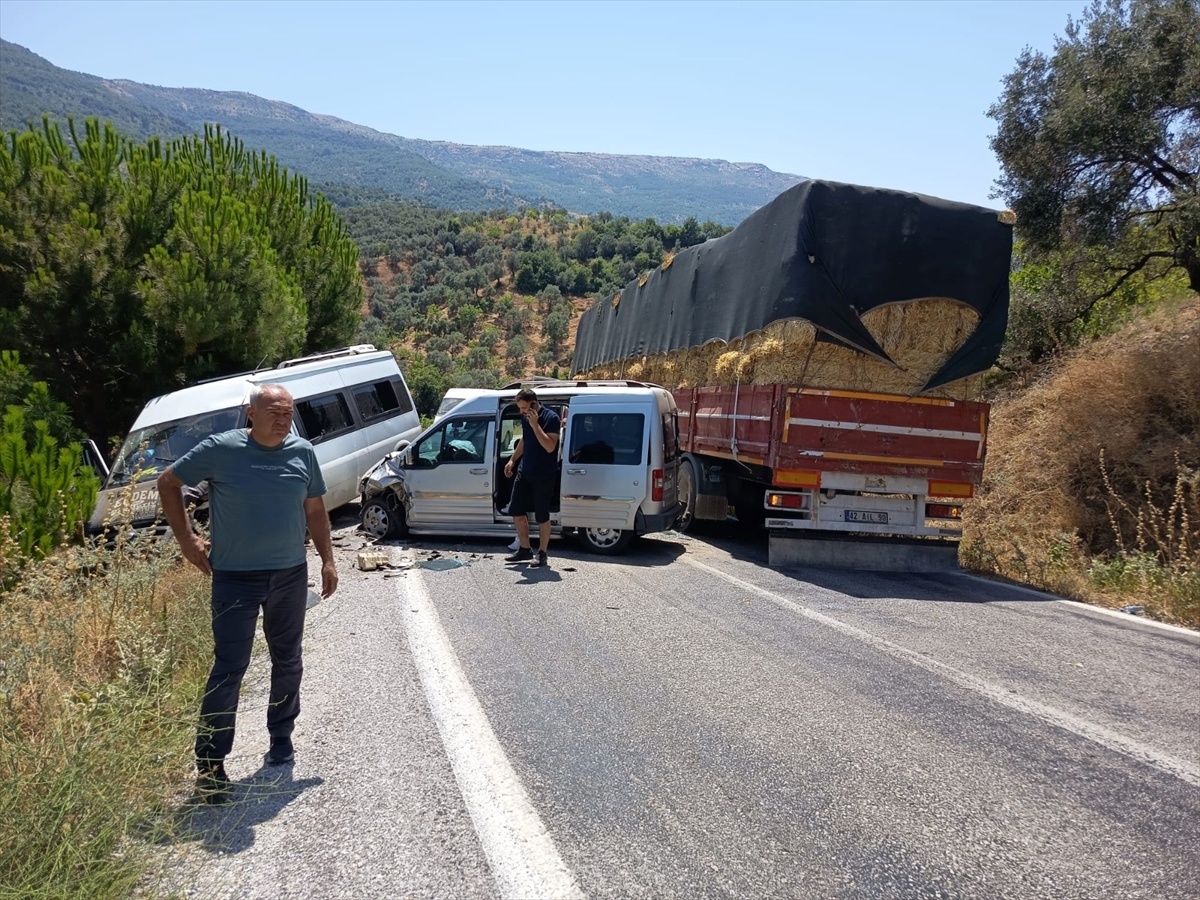 İzmir\'de Kaza: 12 Yaralı