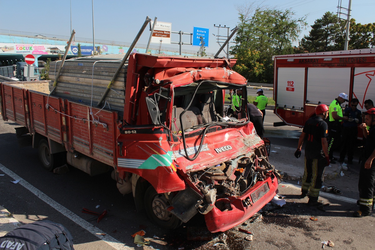 Aksaray\'da Trafik Kazası: İki Ağır Yaralı