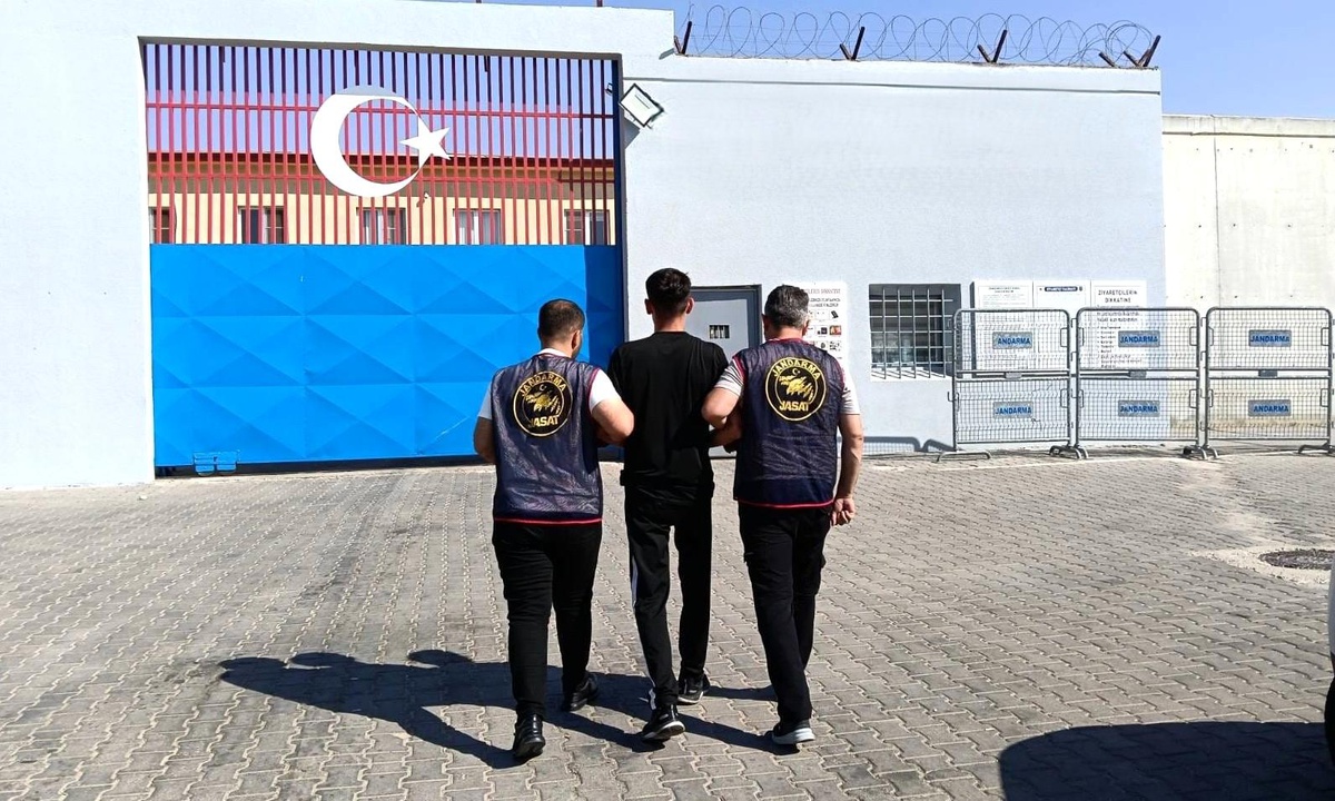 Gaziantep\'te 10 yıl hapis cezasıyla aranan 2 kişi yakalandı