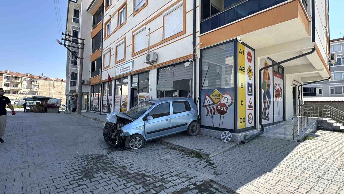 Kontrolden Çıkan Araç Park Halindeki Otomobillere Çarptı