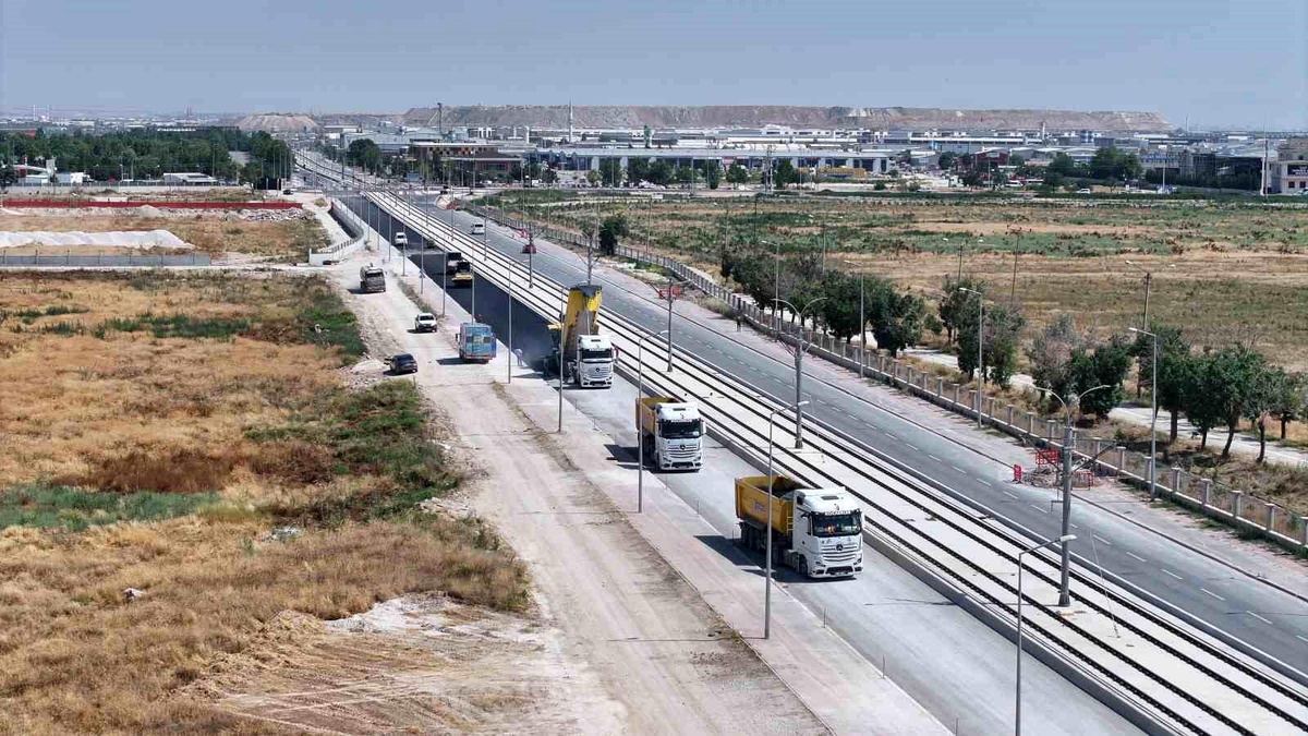Konya\'da tramvay hattı yolunda asfalt yenileme