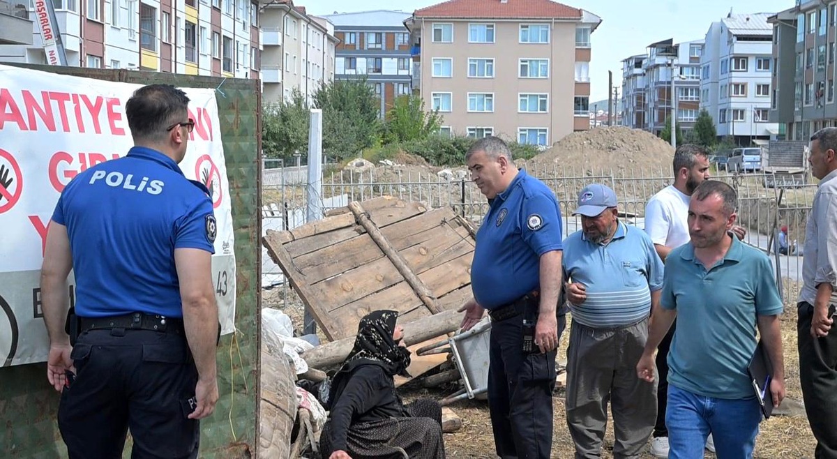 Kütahya'da tahliye gerginliği, 84 yaşındaki kadın ve oğlu ekiplere direndi