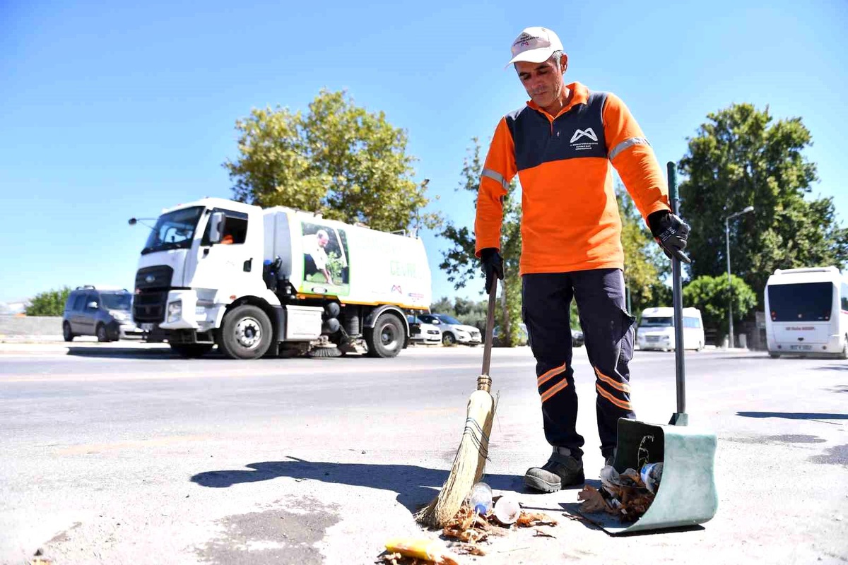 Mersin Büyükşehir Belediyesi temiz bir kent için sahada