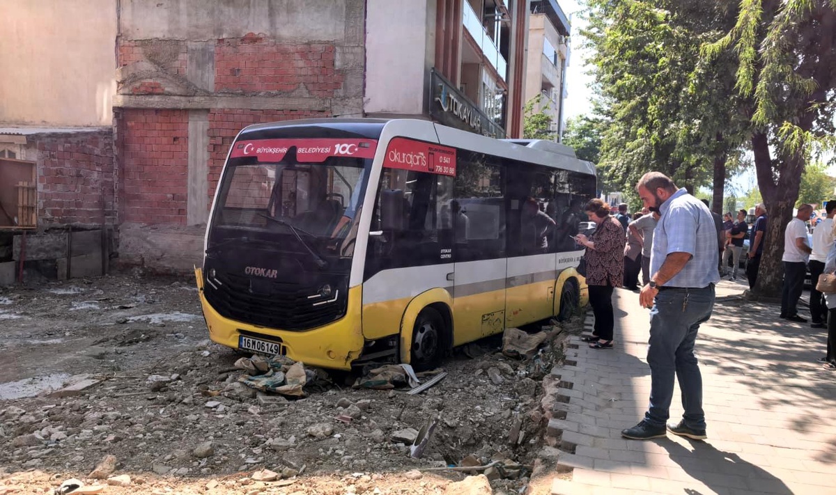 İnegöl\'de Minibüs Kaza Yaptı: Sürücü Hafif Yaralandı