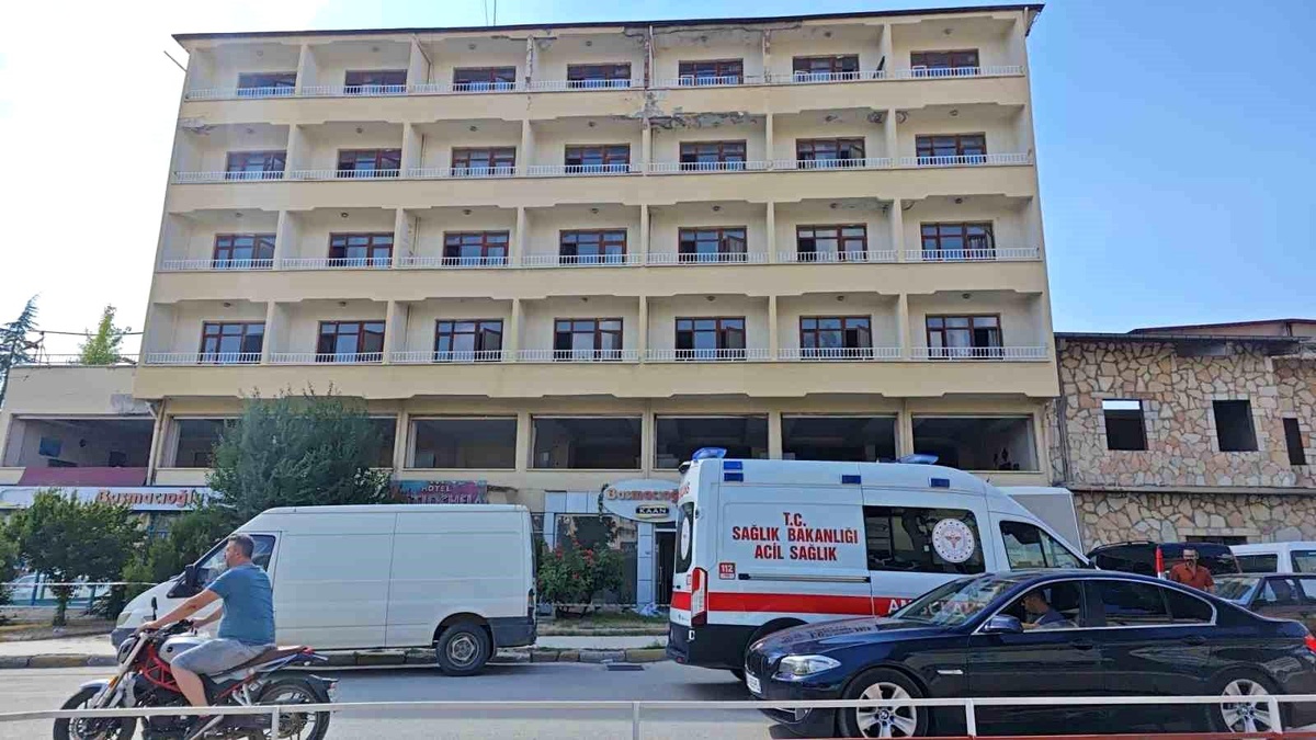 Mühürlenen otelde hurda sökümü yapan işçi yüksekten düşme sonucu yaralandı