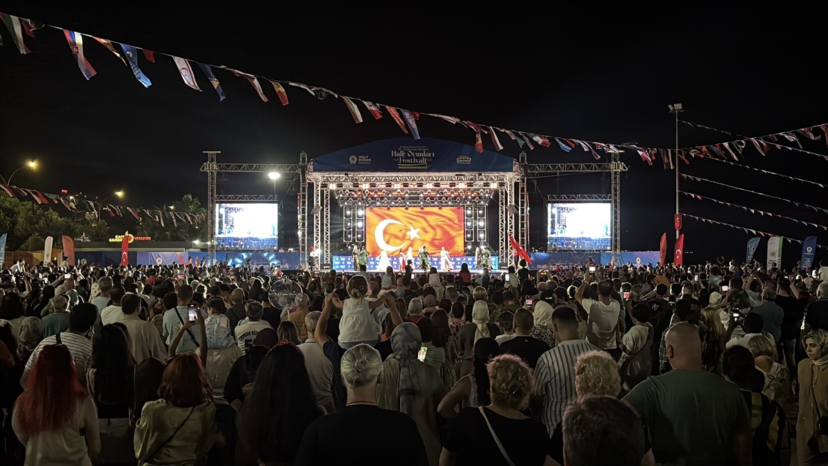 Halk Oyunları Festivali Renkli Görüntülerle Devam Ediyor