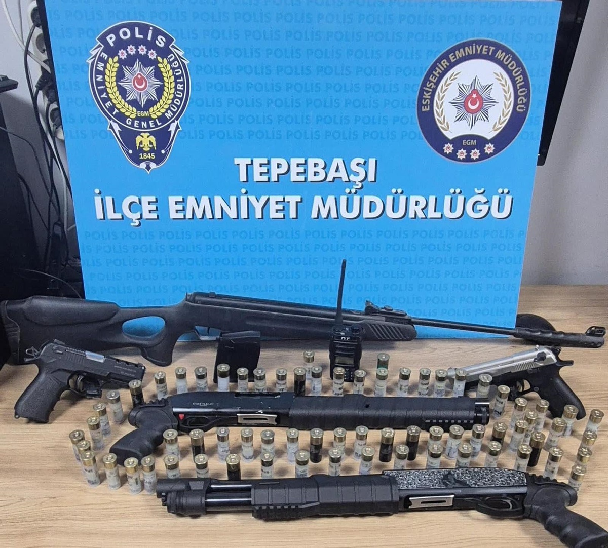 Eskişehir\'de Silahlı Paylaşım Yapan İki Şüpheli Gözaltında