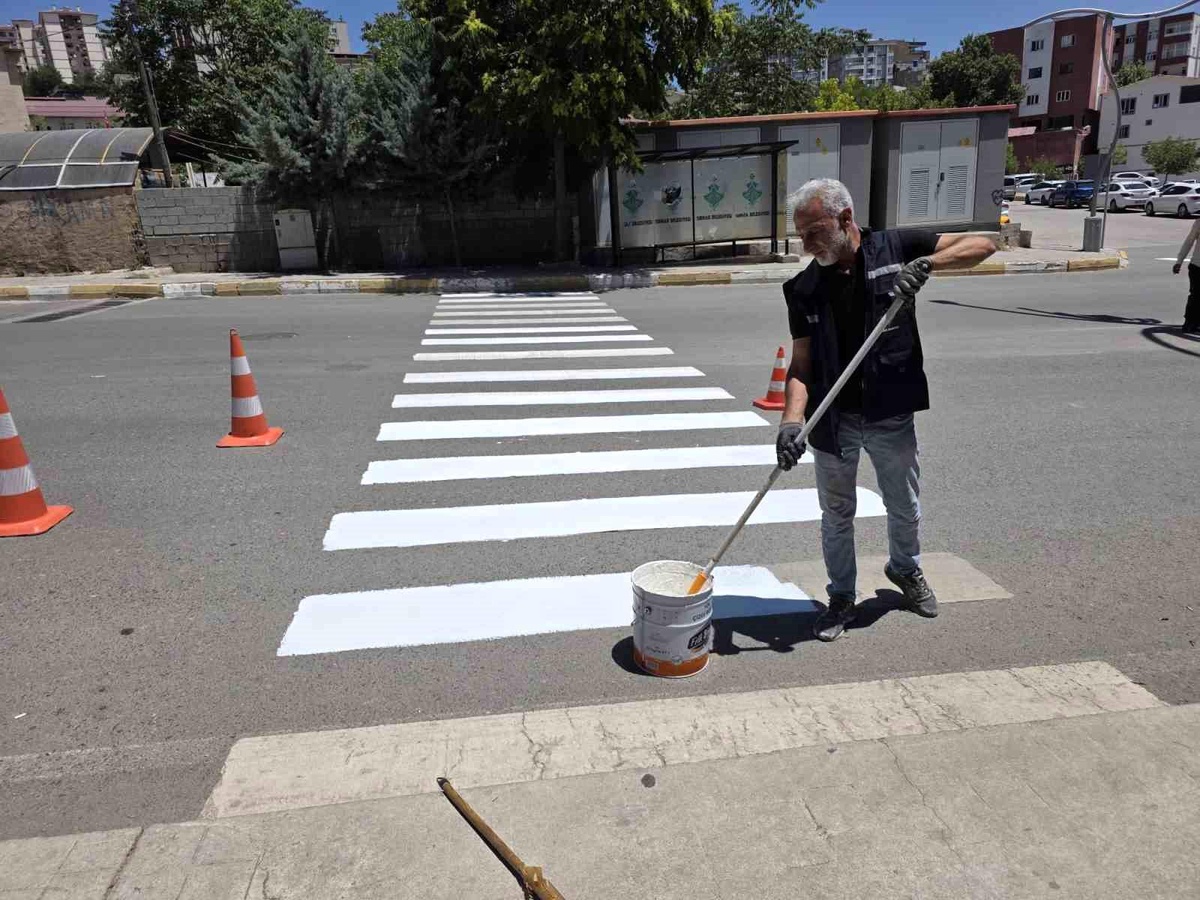 Şırnak\'ta yaya geçitleri ve yol çizgileri yenileniyor