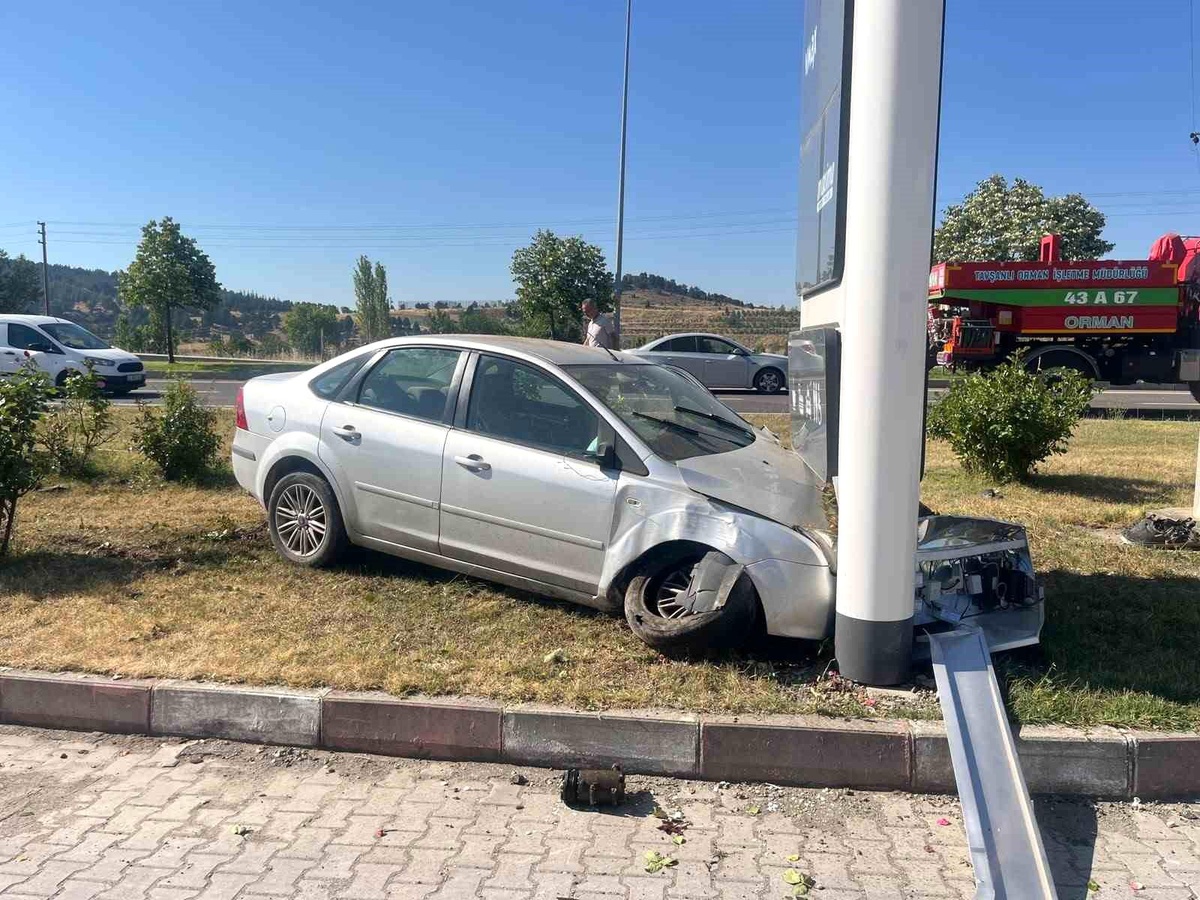 Tavşanlı\'da Akaryakıt İstasyonuna Çarpan Araçta İki Yaralı