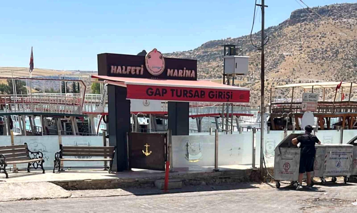 Halfeti\'de Tekne Ucreti Kavgası: 3 Yaralı