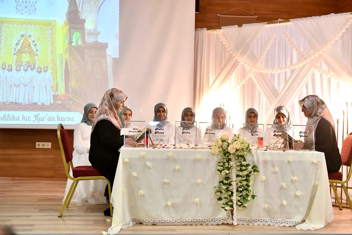 Hafızlıkta Yeni Başarı: 7 Öğrenci Taç Giydi