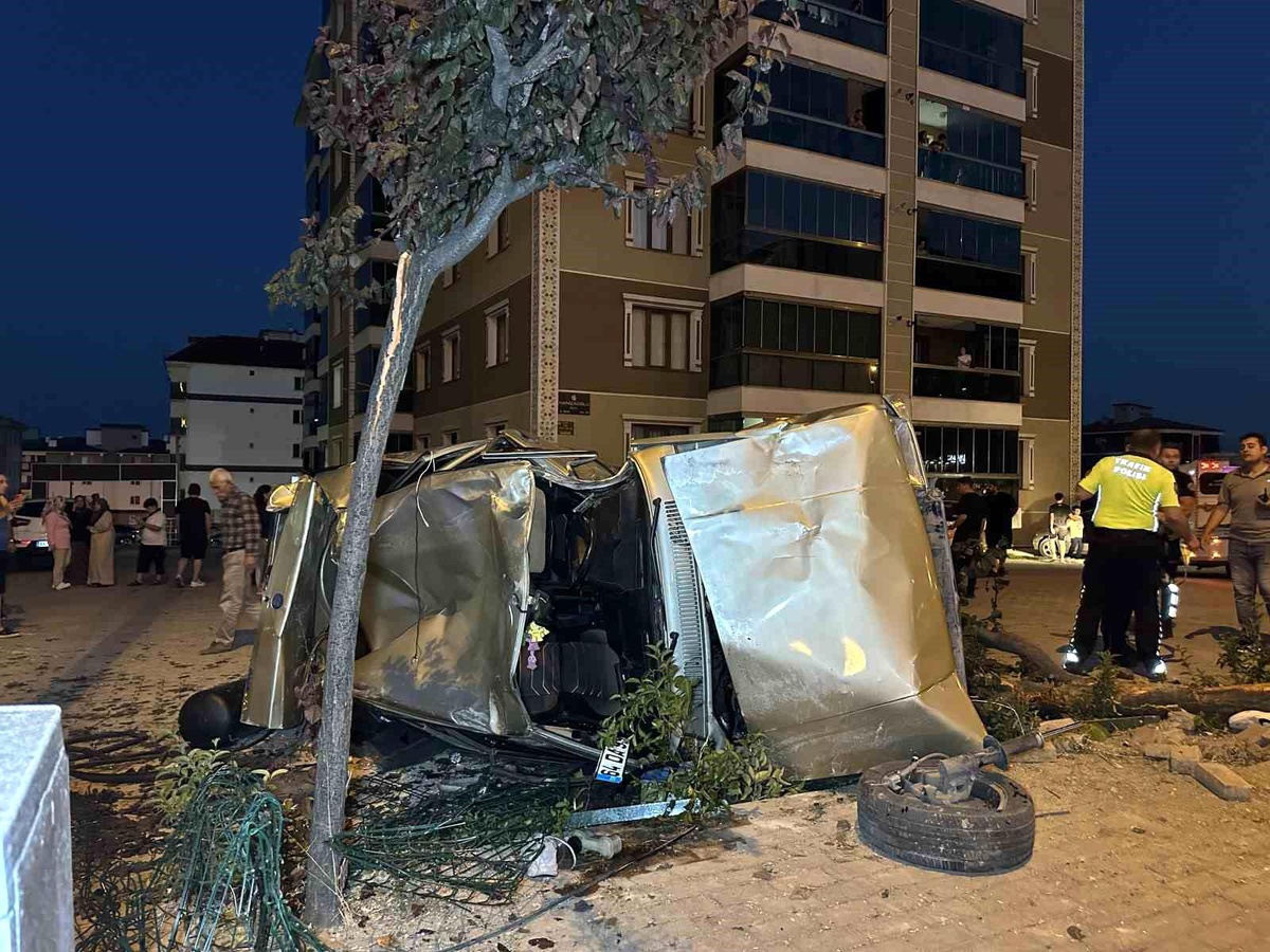 Uşak\'ta Trafik Kazası: 3 Yaralı
