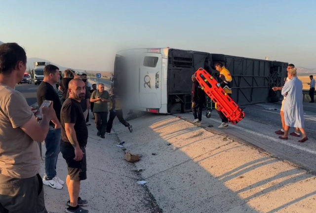 Yolcu otobüsü bariyere çarparak devrildi! 31 kişi yaralandı