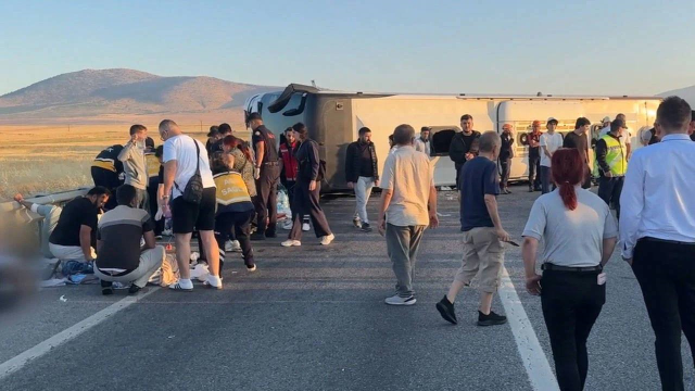 Yolcu otobüsü bariyere çarparak devrildi! 31 kişi yaralandı
