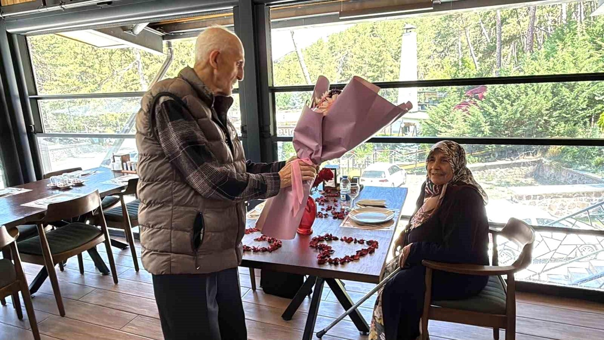 57 yıllık eşini yemeğe çıkarma hayalini gerçekleştirdi