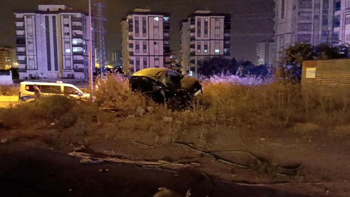 Kozan\'da Takla Atan Araçta İki Yaralı