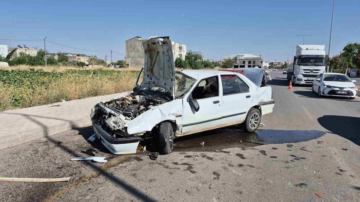 Adıyaman\'da Trafik Kazası: Sürücü Yaralandı