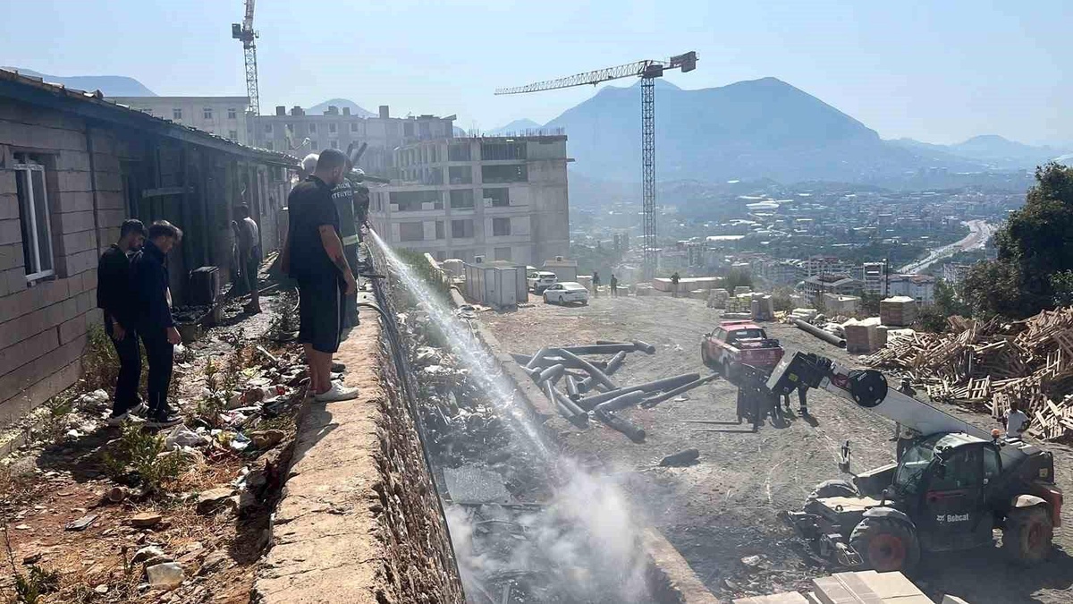 Alanya\'da inşaat boruları alev aldı, yangın yatakhaneye sıçradı