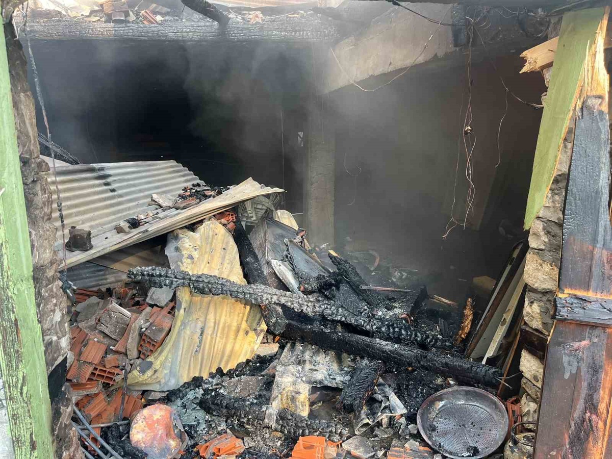 Alevlere teslim olan ev kullanılmaz hale geldi