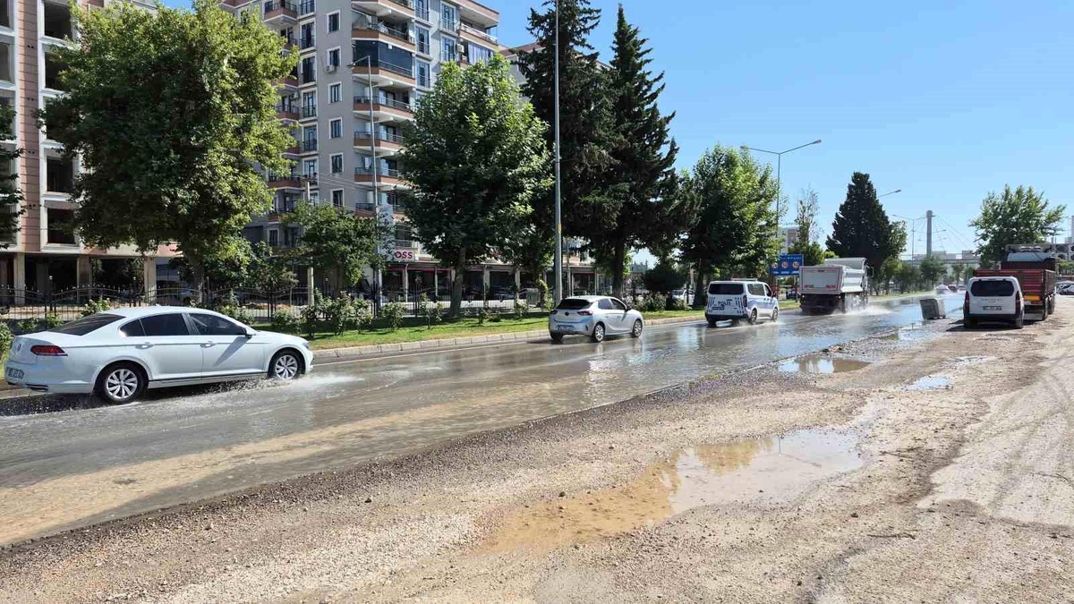 Ana şebeke borusu patladı, yol göle döndü