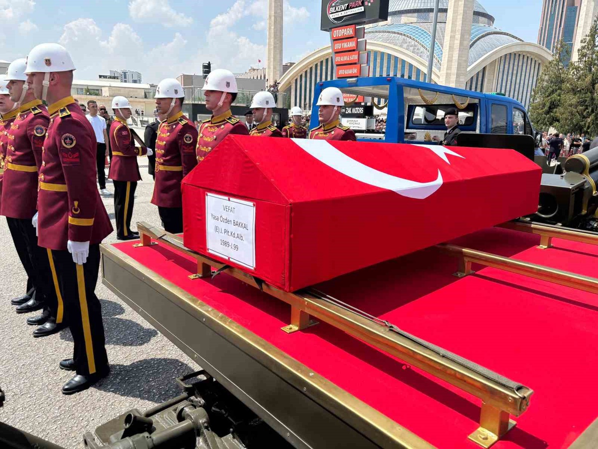 Pilot Bakkal için cenaze töreni