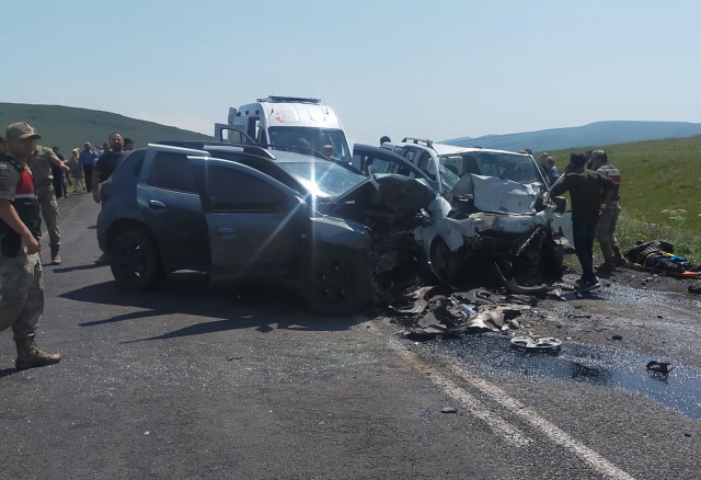 3 aracın birbirine girdiği kazada can pazarı