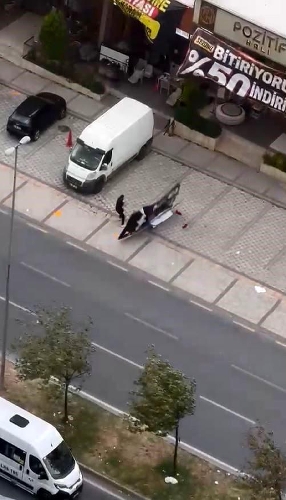 Fırtına, Avcılar\'da Reklam Panosunu Uçurdu