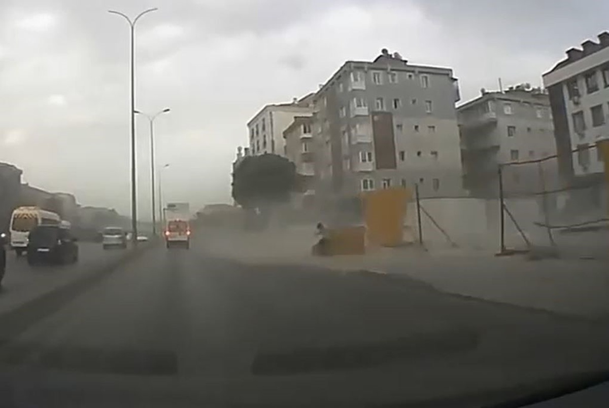 Fırtına Bariyerleri Savurdu