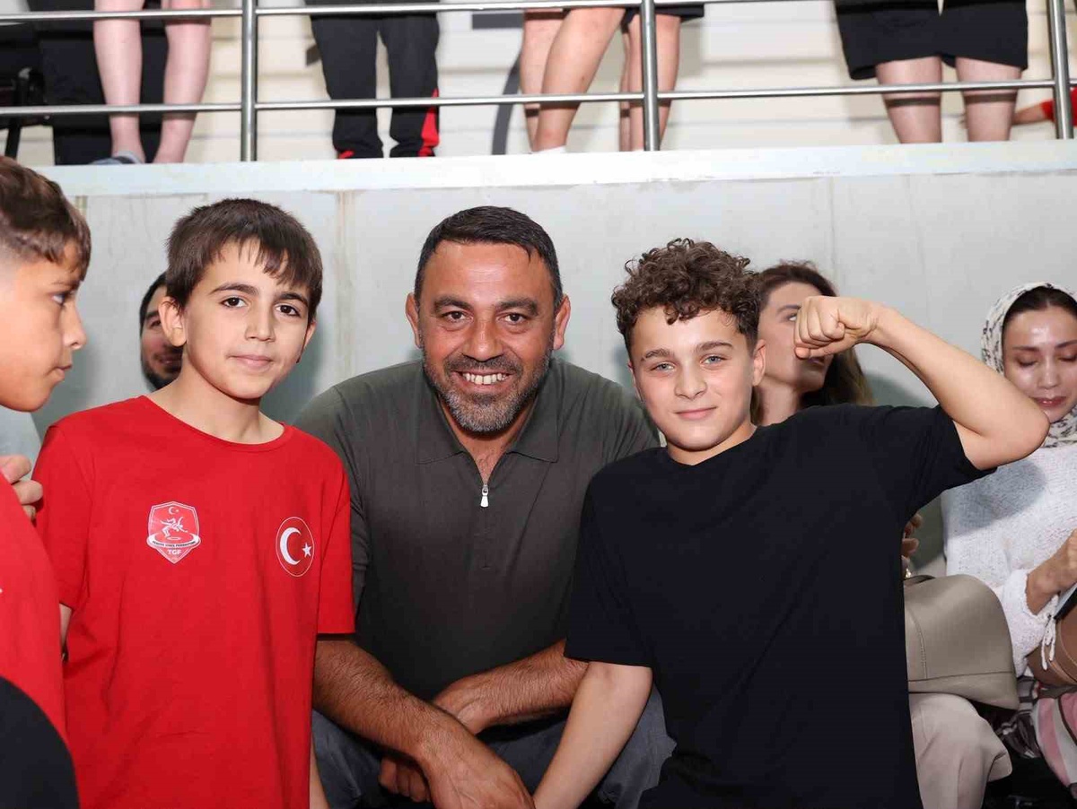 Mini Güreşçiler Şampiyonası Devam Ediyor