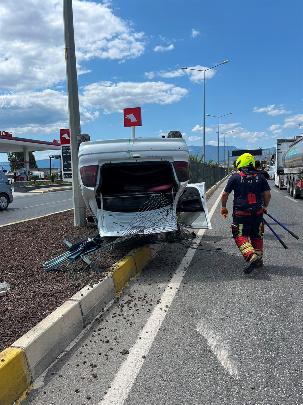 Edremit\'te Trafik Kazası: Sürücü Yaralandı