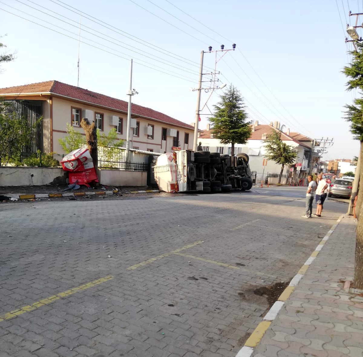 Balya\'da akaryakıt dolu tanker devrildi
