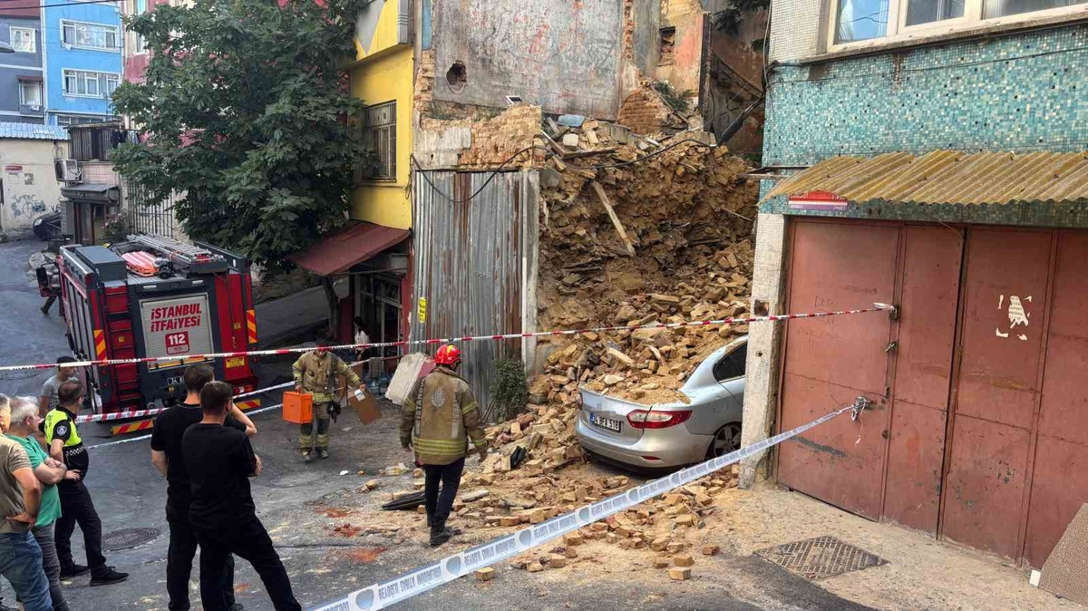 Beyoğlu\'nda metruk bina çöktü