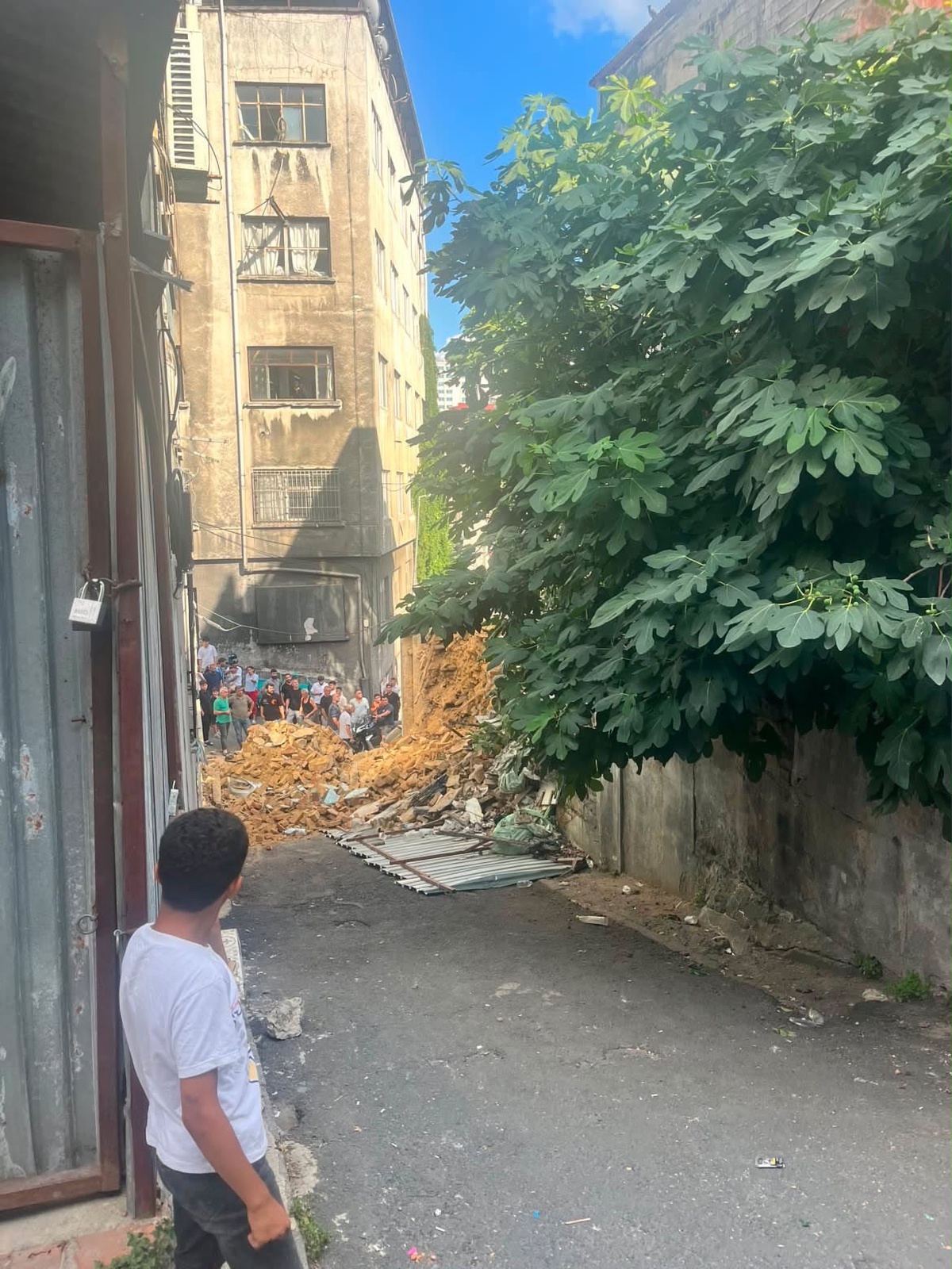 Beyoğlu\'nda metruk bina aracın üzerine çöktü