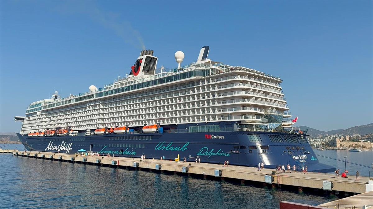 Bodrum\'a Mein Schiff 5 Kruvaziyeri Geldi