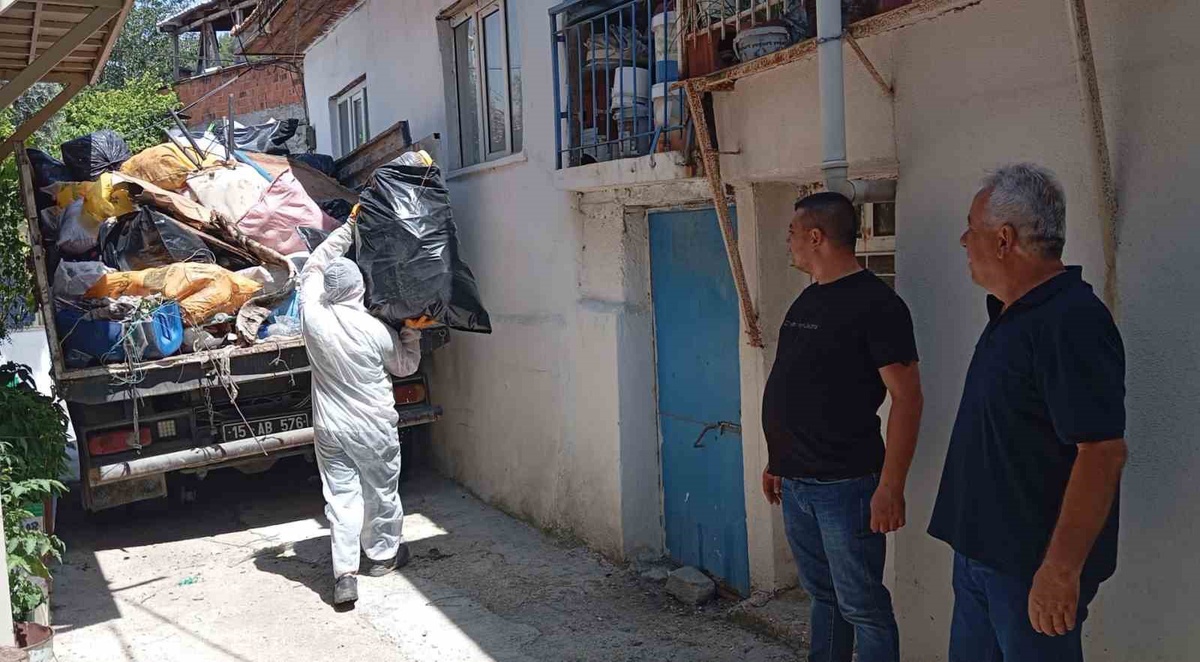 Burdur’da kötü kokunun kaynağı çöp ev çıktı: 3 kamyon atık çıkarıldı