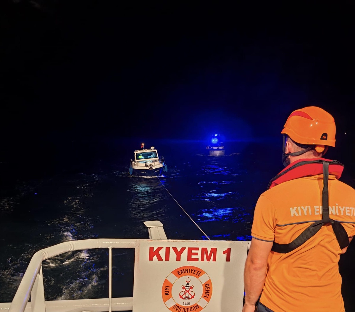 Çanakkale\'de Sürüklenen Tekne Kurtarıldı