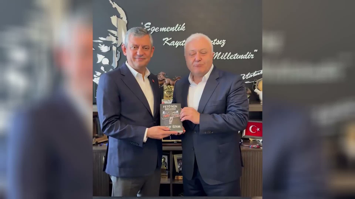 Özkan\'dan Özel\'e Kitap Hediyesi