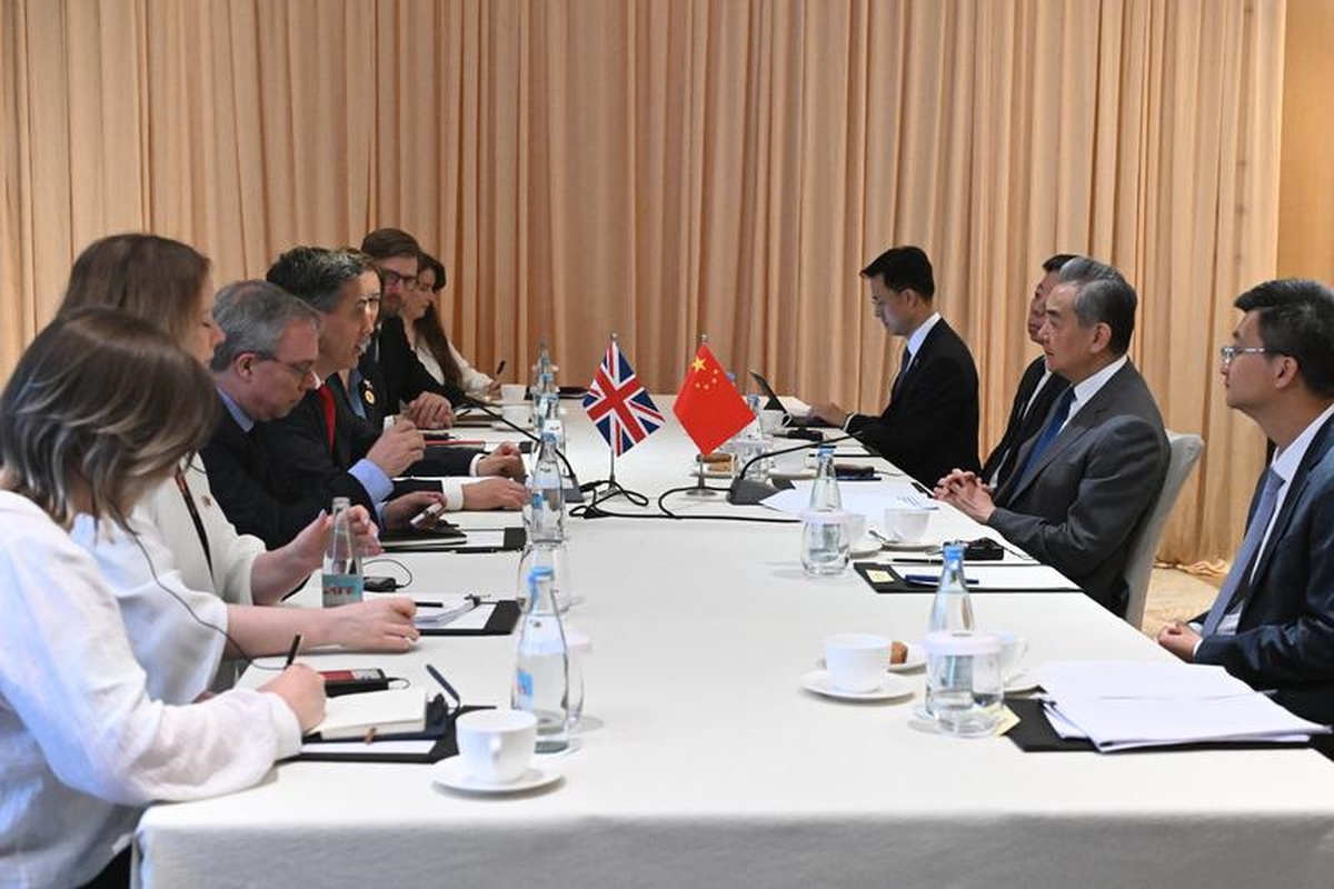 Çin ve İngiltere Dışişleri Bakanları Manila\'da Görüştü