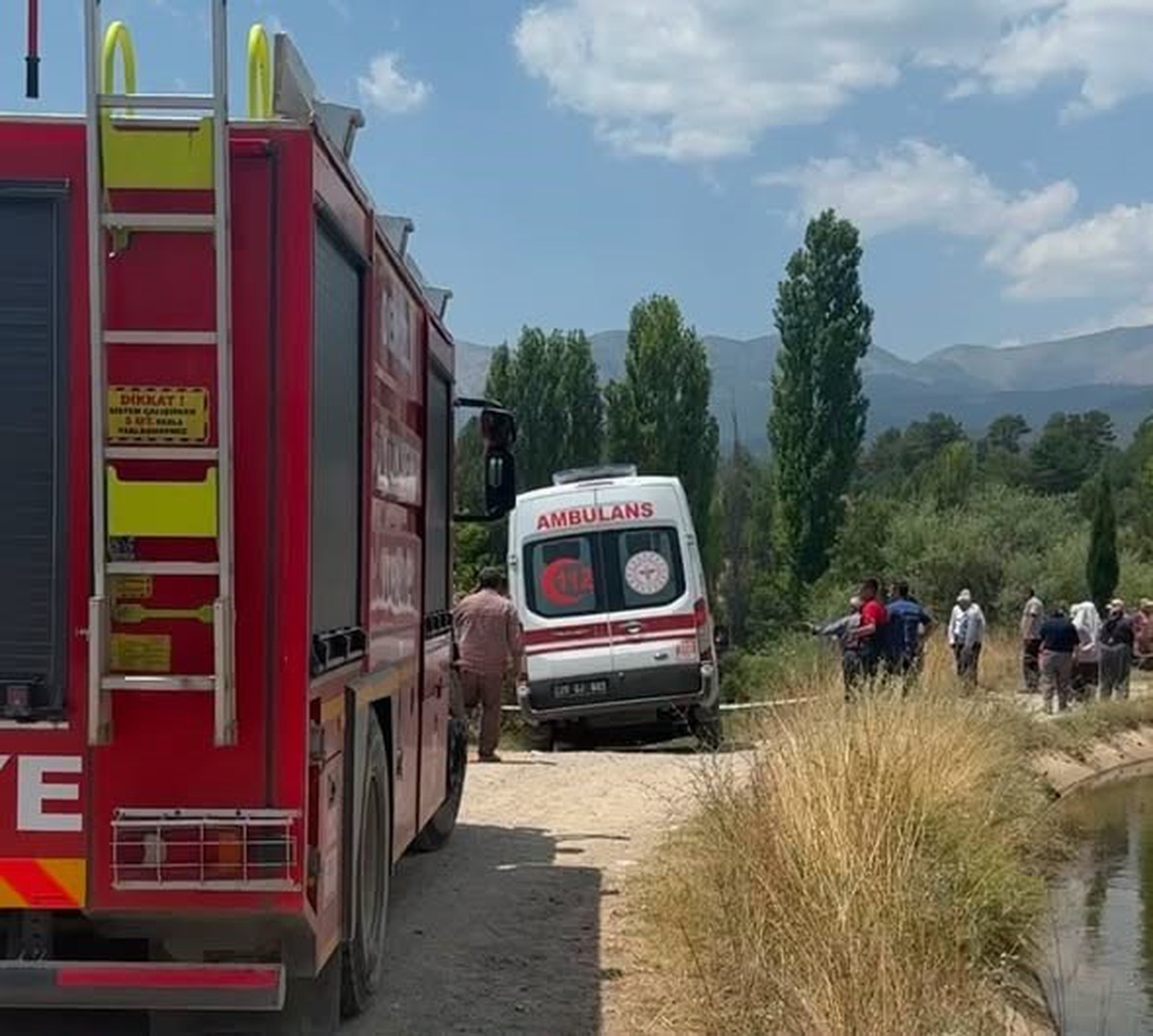 Devrilen traktörün üzerinden yola savrulan genç kadın hayatını kaybetti