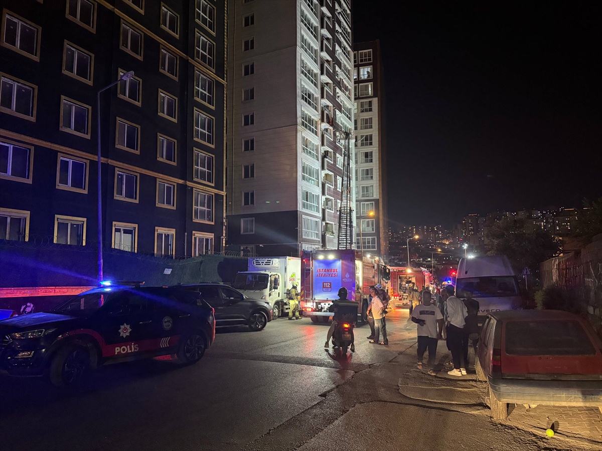 Esenyurt\'ta 14 Katlı Binada Yangın