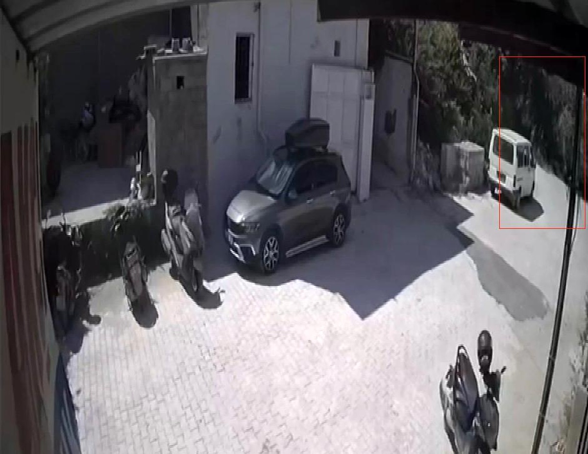 Evin avlusundaki ağaç kamyonetin üzerine devrildi
