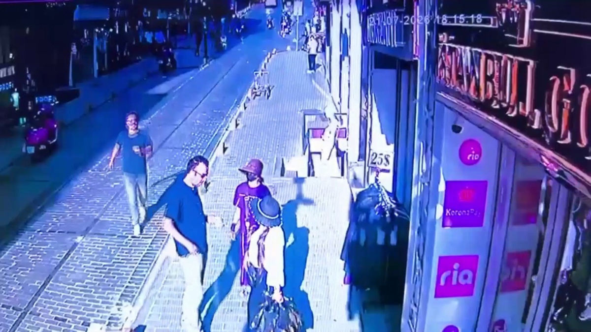 İki Çocuk Turistlerin Cüzdanını Çaldı