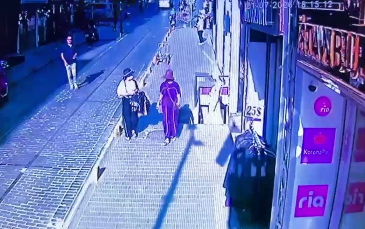 İstanbul\'da Turistlerin Cüzdanını Çalan İki Kız Tutuklandı