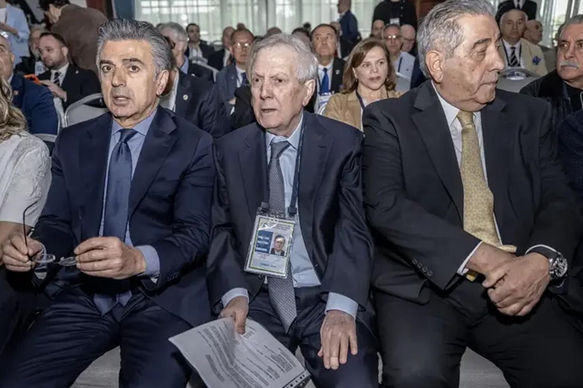 Fenerbahçe\'de 7 istifa birden! Aziz Yıldırım\'ın en yakınındaki isim bıraktı