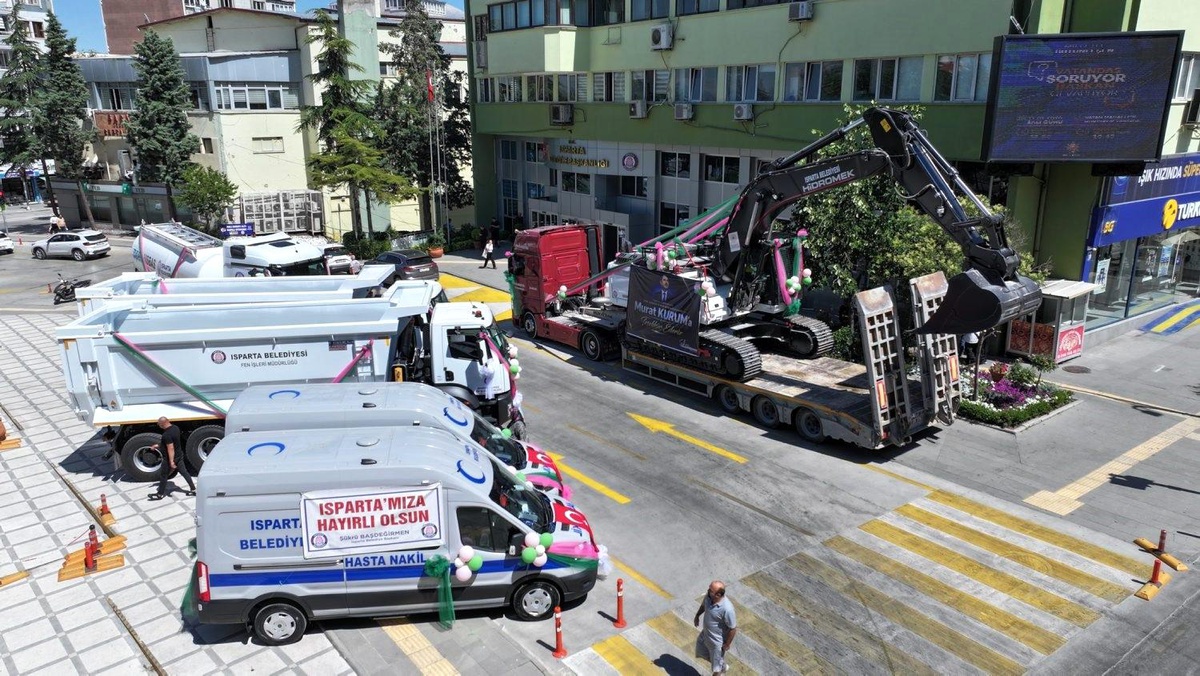 Isparta Belediyesi\'nin araç filosuna 6 yeni araç ve iş makinesi kazandırıldı