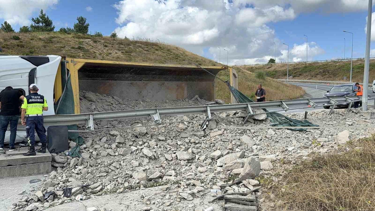 Arnavutköy\'de Hafriyat Kamyonu Kaza Yaptı