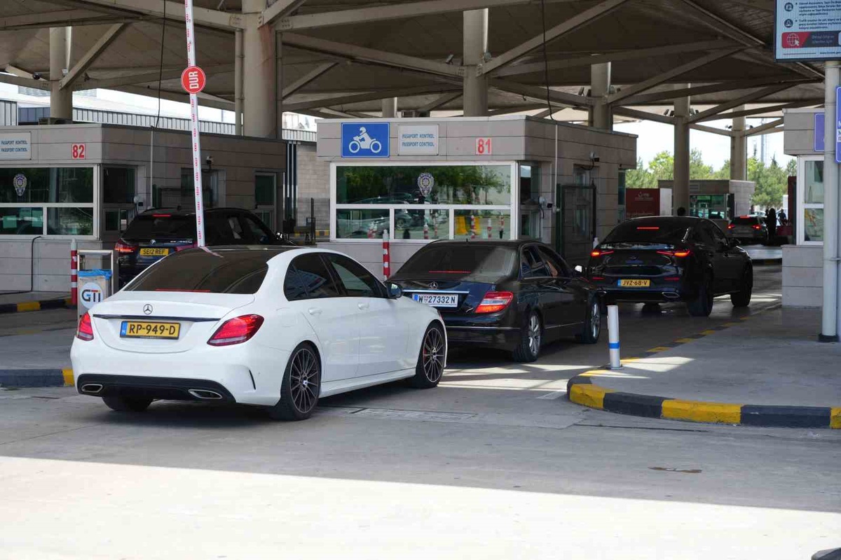 Gurbetçiler Türkiye\'ye Dönüşte Bayrağı Görünce Mutlu Oluyor