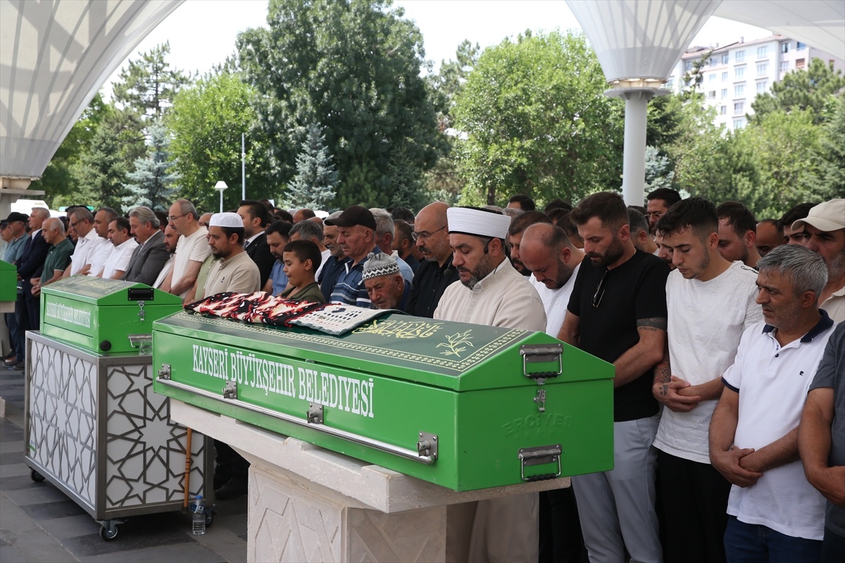 Düğün Konvoyunda Kaza: Sultan Yazıcıoğlu\'nun Cenazesi Defnedildi